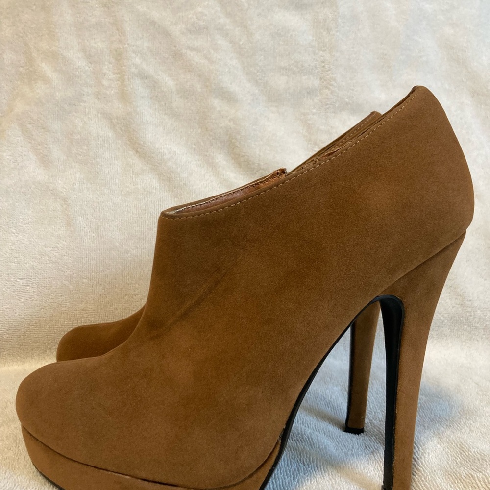 New w/out tag JustFab brown Suede High Heel Booties